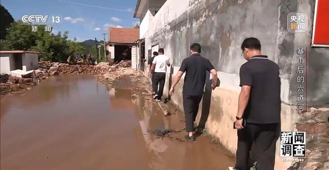 新闻调查丨攀90°绝壁、蹚过激流 救援队抵达河北失联村开展救援(图8)