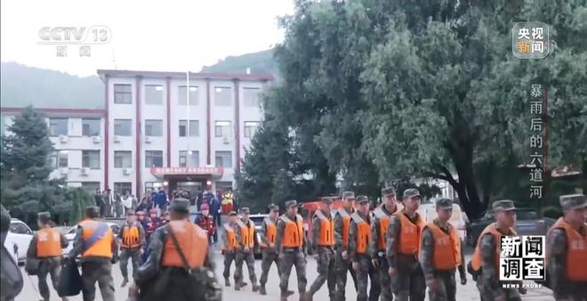 新闻调查丨攀90°绝壁、蹚过激流 救援队抵达河北失联村开展救援(图2)