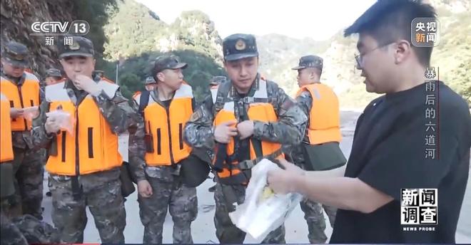 新闻调查丨攀90°绝壁、蹚过激流 救援队抵达河北失联村开展救援(图24)