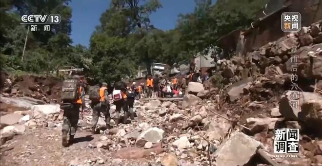 新闻调查丨攀90°绝壁、蹚过激流 救援队抵达河北失联村开展救援(图37)