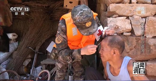 新闻调查丨攀90°绝壁、蹚过激流 救援队抵达河北失联村开展救援(图42)