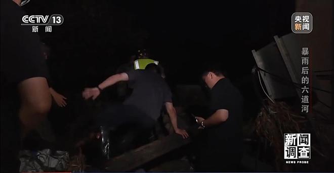 新闻调查丨攀90°绝壁、蹚过激流 救援队抵达河北失联村开展救援(图44)