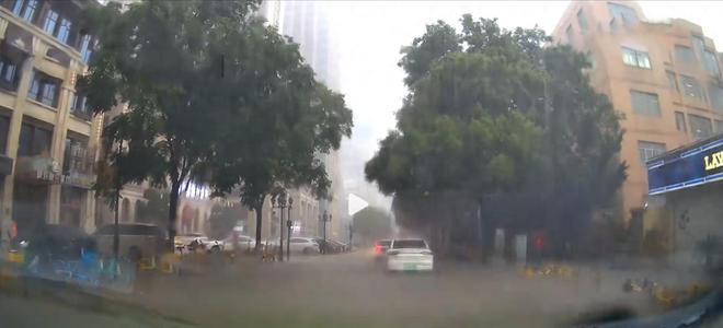 武汉暴雨夜这辆车意外成网红:鲨鱼吃奥利奥?车主自嘲太硬核(图1)