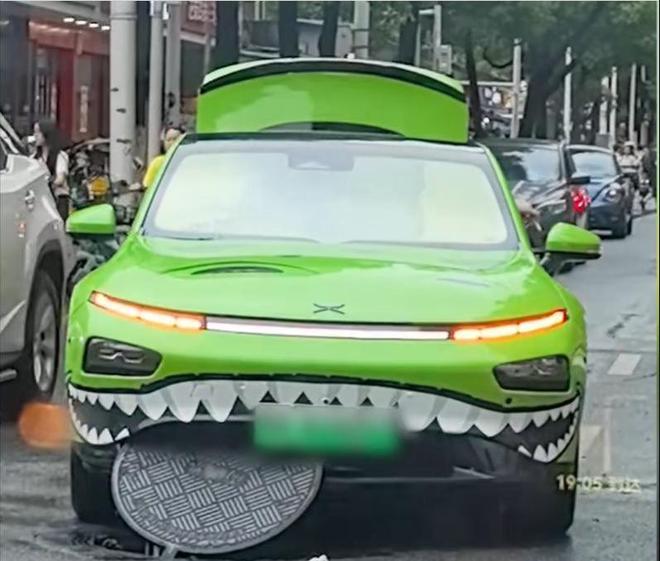 武汉暴雨夜这辆车意外成网红:鲨鱼吃奥利奥?车主自嘲太硬核(图4)