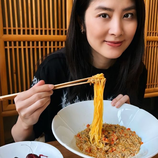 陈慧琳上海吃面引百万网友围观网友感慨:这碗面抵我一个月工资(图2)