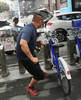 三亚女游客被蛇咬身亡事件带火蛇类博主两天涨粉200万电话被打爆交给朋友接听(图4)