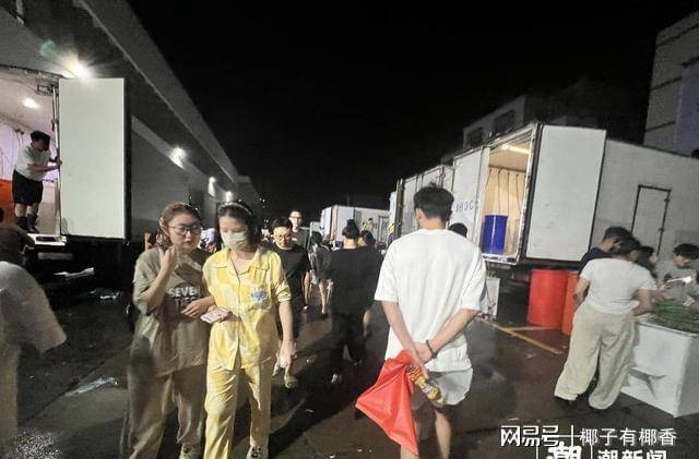 未来三天梭子蟹价格大跳水 年轻人组队批发市场捡漏(图2)