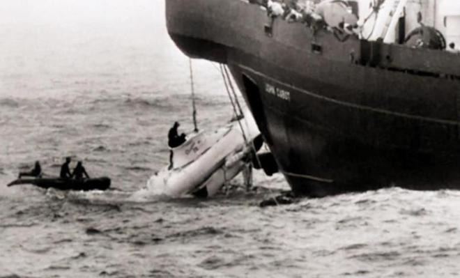 中国小伙落入海洋喝鸟血撑133天路过商船看清他容貌后:别救(图5)