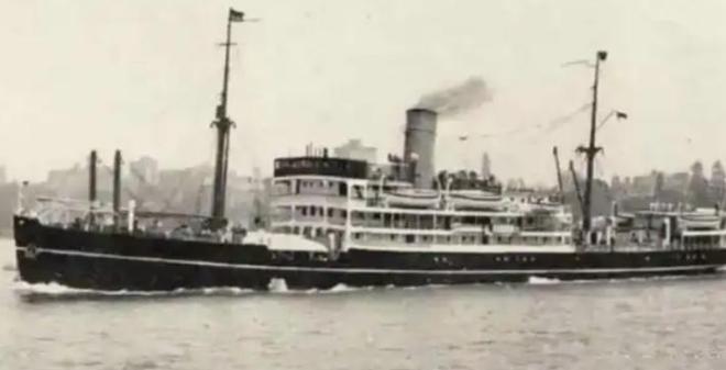 中国小伙落入海洋喝鸟血撑133天路过商船看清他容貌后:别救(图4)