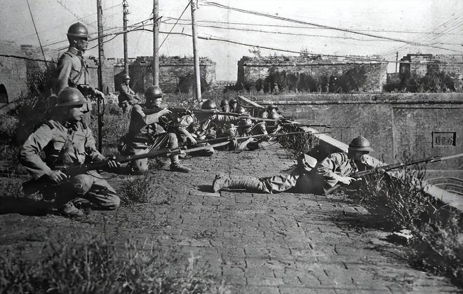 中国小伙落入海洋喝鸟血撑133天路过商船看清他容貌后:别救(图1)