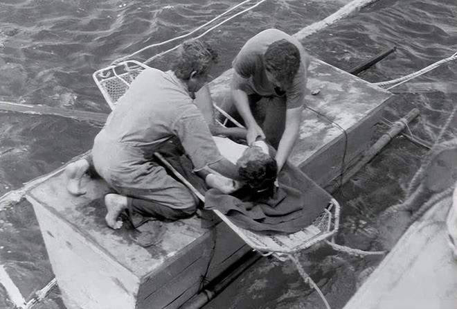 中国小伙落入海洋喝鸟血撑133天路过商船看清他容貌后:别救(图16)